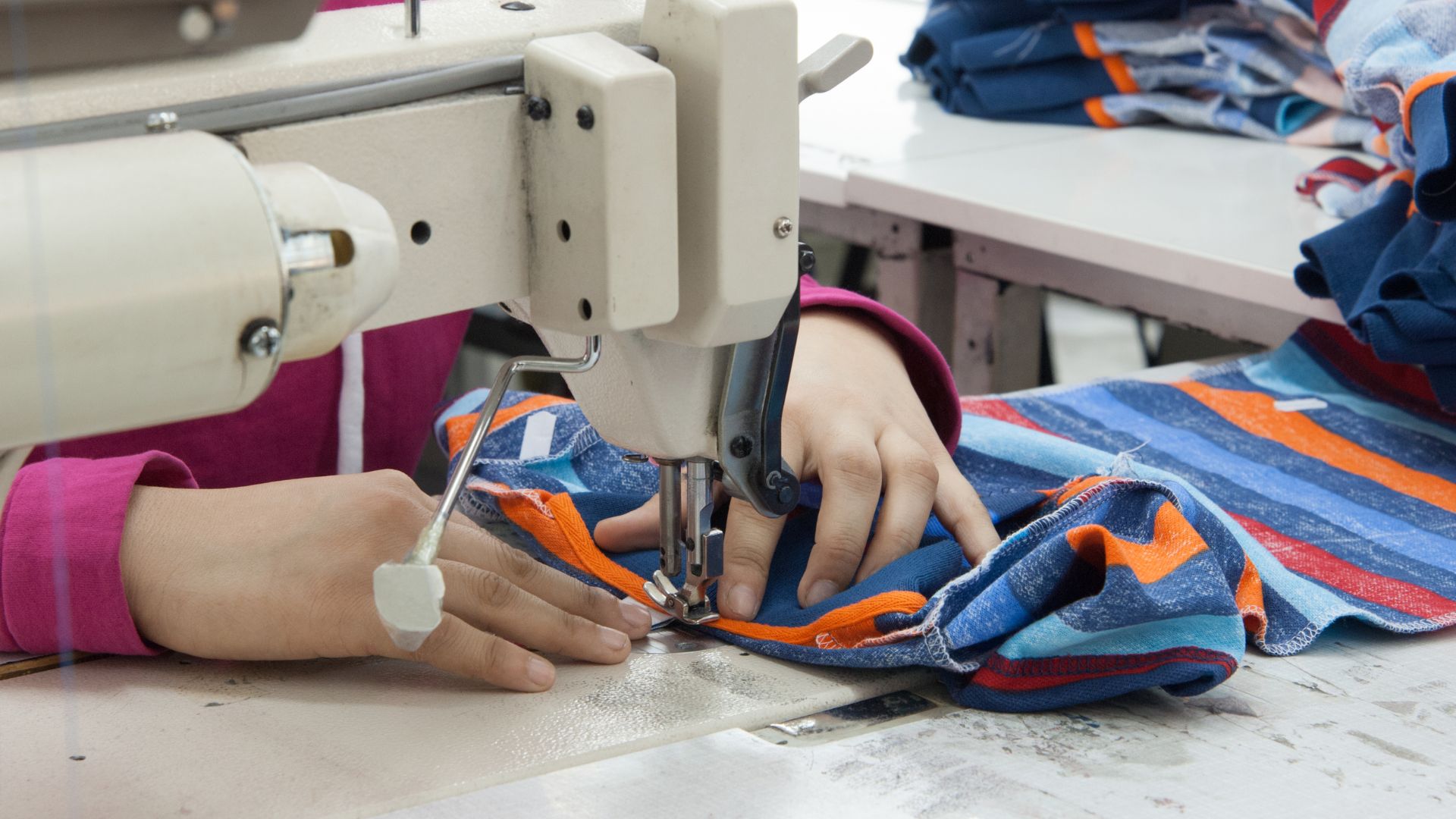ผู้ผลิตเสื้อผ้าหลายรายย้ายฐานการผลิตออกจากอาเซียนกลับจีน  